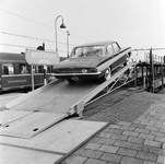 159519 Afbeelding van het oprijden van een auto op de autoslaaptrein bij het N.S.-station Amsterdam Amstel te Amsterdam.